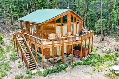 Image de Lunar View Lodge - Divertissement à la montagne, salle de presse et bain à remous aussi!