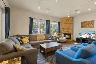 Image de Animaux admis, À quelques pas du centre-ville, WiFi gratuit, Bain à remous, Cheminée, Climatisation, Jardin clôturé