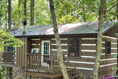 Image de Chalet Treehouse récemment rénové! Wifi gratuit! Restez une semaine et la 7e nuit Gratuite!