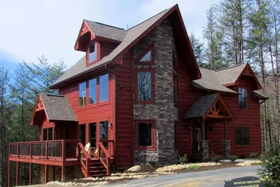 Image de Brand New Luxurious 3 Br / 2 Ba Log Home, 10 personnes, de superbes vues sur le mont. LeConte!
