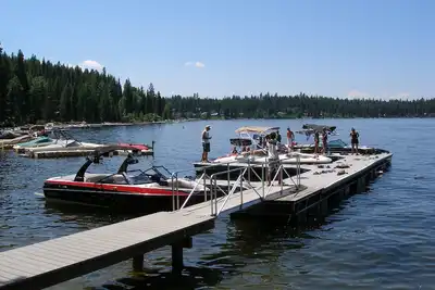 Image de Hawk's Nest Lodge @ Lakeside sur le lac Payette: \"3rd Nite Free\" automne-hiver-printemps