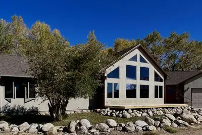 Image de Mountain Valley Getaway Profitez d'un cadre paisible avec vue sur la chaîne enneigée