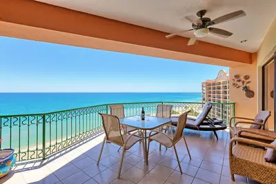 Image de Condo en bord de mer! Vue imprenable sur l'océan pendant que vous vous détendez sur le balcon au paradis