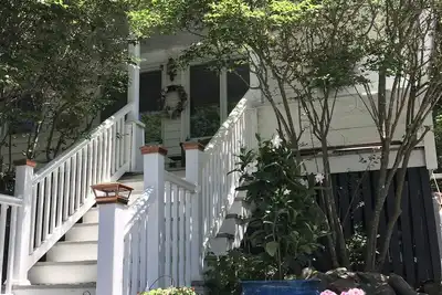 Image de Marchez partout dans cet endroit idéal! Locations d'automne disponibles! !