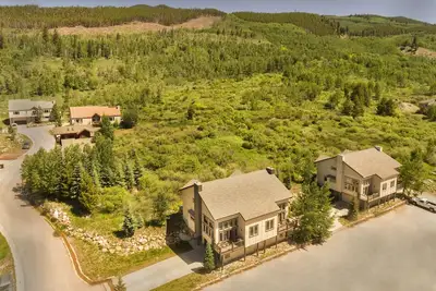 Image de 8br / 6 Bath maison dans le domaine skiable de Keystone (20-24 personnes; deux bains à remous privés)