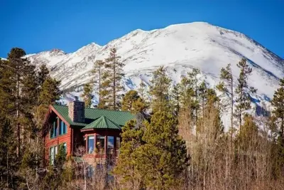 Image de 3200 + Sf Log Home 4br / 4ba Plus Loft avec une vue imprenable; À quelques minutes des stations de ski