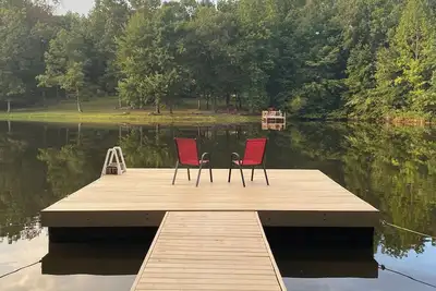 Image de Paisible, famille et animaux de compagnie Retro Lake Cottage Camp w / bateau, barbecue Ă gaz et quai