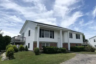 Image de Maison de 5 chambres à distance de marche de la plage de Scarborough. Central Air! !