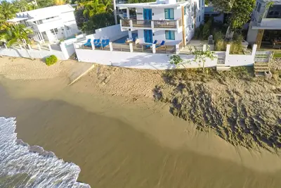 Image de Ocean Front House à droite sur Shacks Beach! Avec piscine