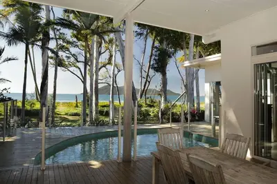 Le Boat House - Absolute Beachfront Paradise