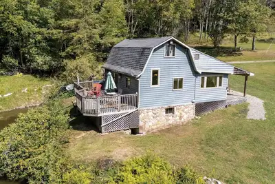 Image de Tarifs réduits / The Bears Den / Calme et isolée / bain à remous donnant sur l'étang