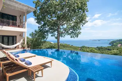 Villa de luxe tout compris avec une vue imprenable sur l'océan. Personnel privé complet.