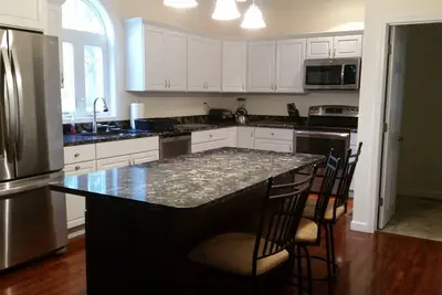 Image de 6 Chambres, 5 Bains, Maison Neuve Proche De La Plage Publique Sur 2 Acres, 1 Mille Au Centre