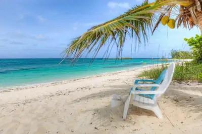 Image de Maison ronde, terrasse à 360 degrés, sur une magnifique plage privée avec cabane privée