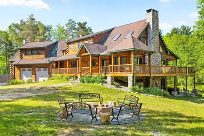 Image de Creekfront Log Mansion avec piscine extérieure chauffée et bain à remous