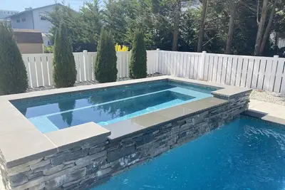 Belles vues sur l'océan! Spectacular home w / Nouveau complexe chauffé de style piscine et spa