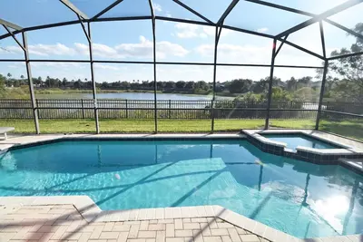 Image de Windsor Hills Maison élégante de 5 lits avec piscine sud, vue sur le lac, salle de jeux!