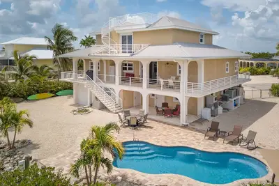 Image de Maison et piscine personnalisées au bord de l'eau extrodanary: 65'dock, machine à glace, kayaks, vélos, ect