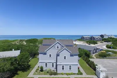 Image de Condo en bord de mer surplombant la baie de Cape Cod!