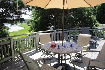 Image de Retraite paisible entourée de jardins et vue sur l'eau