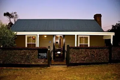 Image de Waterside Cottage - Emplacement idéal au bord du lac