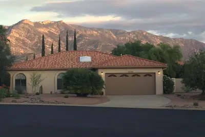 Image de Belle maison SaddleBrooke avec vue panoramique sur les montagnes.