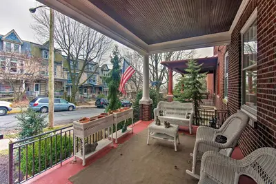 Image de Nouveau! Spacious Reading Home avec Patio-2 mi Ă la pagode