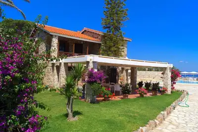 Image de Villa de bord de mer avec piscine privée et vue imprenable sur la mer Égée