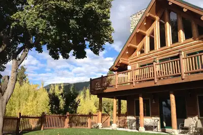 Image de Belle maison en bois rond surplombant le lac Flathead. Réservez maintenant pour 2020!