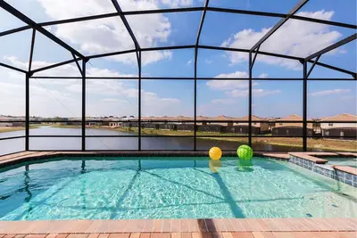 Image de Nouveau Pool House luxueux 9Br / 6Ba à partir de 300 $ / nt, à proximité de Disney