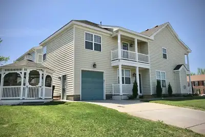 Image de Terrasse Marina Beach House. . . Poisson, Surf & Soleil. Vélos et équipement de plage inclus!