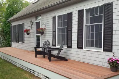 Image de Cap surdimensionné moderne avec Ac centrale - 1 mile de Craigville Beach