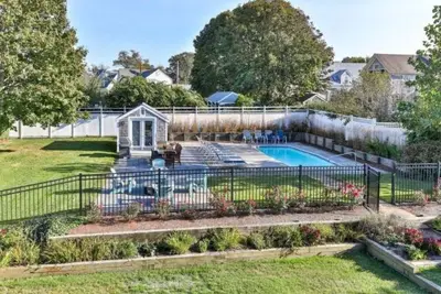 Image de Belle West End avec piscine