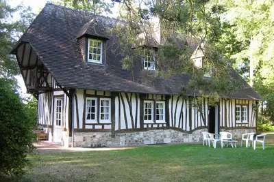Image de Confortable chalet Normandie avec une belle vue dans un 120 acres (53 ha) de forêt.