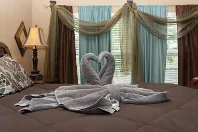 Image de Grande maison à deux étages avec deux chambres à coucher principales avec salle de bain complète attenante.