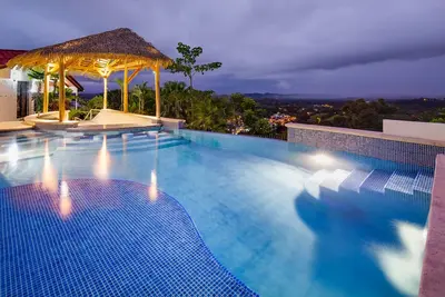 Image de Nouvelle Liste, Incroyable Hillside Home, récemment rénovée avec piscine privée à débordement
