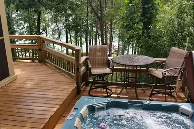 Image de Cabine sur Lanier, avec quai 32 x 32 et Deep Water, Family friendly