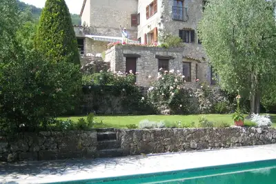 Image de Mas en pierre du 17ème siècle sur trois niveaux, jardin, piscine, privé, climatisé