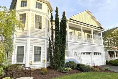 Image de Maison de luxe spacieuse dans Waterfront Resort avec piscines intérieure / extérieure