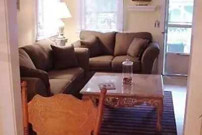 Image de Maison spacieuse - 1500 pieds de Beach & Circuit Ave