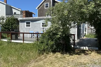 Image de Chalet confortable à 250 pas de la plage.