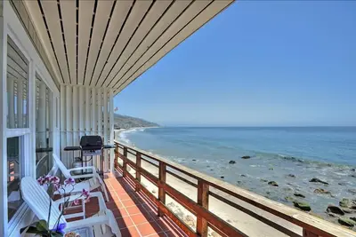 Image de Exclusive Oceanfront Cottage sur Dry Sandy Carbon Beach - Seal