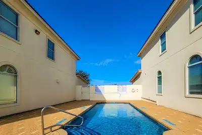 Image de Cloud Nine Utopia. Maison intelligente entière avec piscine dans le meilleur emplacement de McAllen!