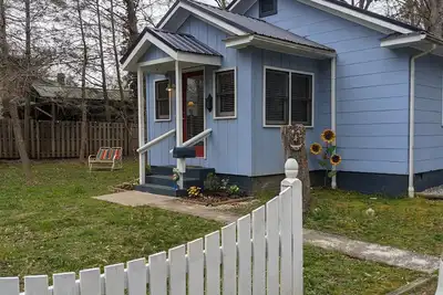 Image de Bungalow du centre-ville! Animaux acceptés - Wifi!