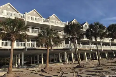 Image de Magnifique Bayfront Condo at St. James! Profitez de la paisible \"côte oubliée\"