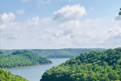 Image de Historique Log Cabin mis à jour avec une vue imprenable sur le lac / montagne sur Center Hill Lake
