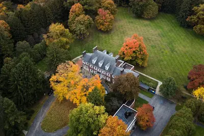 Image de Ailes est et ouest du Pine Lakes Club Mansion. 10000 pieds carrés pour 36, 10 salles de bains
