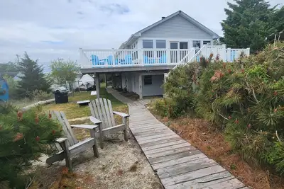 Image de Beachfront Home. Détendez-vous dans cette petite ville balnéaire.