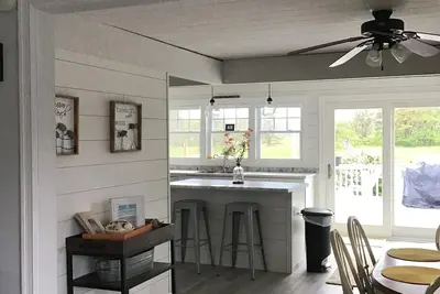 Image de Confortable nouvellement Renov Beach House - 900 pieds de l'océan + vue sur la rivière Butifl, Opn Conp