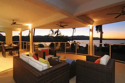 Image de Island Point Villa 4 - Près de la ville avec une vue magnifique sur l'océan.